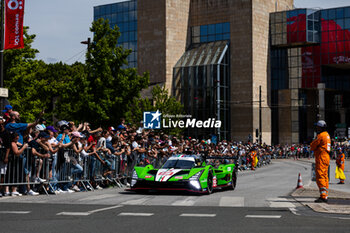 2024-06-08 - 19 GROSJEAN Romain (fra), CALDARELLI Andrea (ita), CAIROLI Matteo (ita), Lamborghini Iron Lynx, Lamborghini SC63 #19, Hypercar, action during the City Centre Procession of the 2024 24 Hours of Le Mans, 4th round of the 2024 FIA World Endurance Championship, on June 8, 2024 in Le Mans, France - 24 HEURES DU MANS 2024 - CITY CENTRE PROCESSION - ENDURANCE - MOTORS