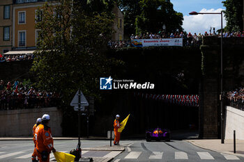 2024-06-08 - 14 HYETT PJ (usa), DELETRAZ Louis (swi), QUINN Alex (gbr), AO by TF, Oreca 07 - Gibson #14, LMP2 PRO/AM, action during the City Centre Procession of the 2024 24 Hours of Le Mans, 4th round of the 2024 FIA World Endurance Championship, on June 8, 2024 in Le Mans, France - 24 HEURES DU MANS 2024 - CITY CENTRE PROCESSION - ENDURANCE - MOTORS