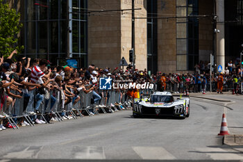 2024-06-08 - 94 VANDOORNE Stoffel (bel), DUVAL Loïc (fra), DI RESTA Paul (gbr), Peugeot TotalEnergies, Peugeot 9x8 #94, Hypercar, FIA WEC, action during the City Centre Procession of the 2024 24 Hours of Le Mans, 4th round of the 2024 FIA World Endurance Championship, on June 8, 2024 in Le Mans, France - 24 HEURES DU MANS 2024 - CITY CENTRE PROCESSION - ENDURANCE - MOTORS