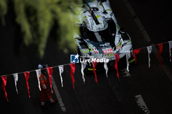 2024-06-08 - 94 VANDOORNE Stoffel (bel), DUVAL Loïc (fra), DI RESTA Paul (gbr), Peugeot TotalEnergies, Peugeot 9x8 #94, Hypercar, FIA WEC, action during the City Centre Procession of the 2024 24 Hours of Le Mans, 4th round of the 2024 FIA World Endurance Championship, on June 8, 2024 in Le Mans, France - 24 HEURES DU MANS 2024 - CITY CENTRE PROCESSION - ENDURANCE - MOTORS