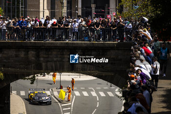 2024-06-08 - 82 JUNCADELLA Daniel (spa), BAUD Sébastien (fra), KOIZUMI Hiroshi (jpn), TF Sport, Corvette Z06 GT3.R #82, LM GT3, FIA WEC, action during the City Centre Procession of the 2024 24 Hours of Le Mans, 4th round of the 2024 FIA World Endurance Championship, on June 8, 2024 in Le Mans, France - 24 HEURES DU MANS 2024 - CITY CENTRE PROCESSION - ENDURANCE - MOTORS