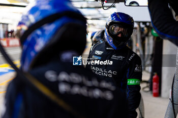 2024-06-09 - Cadillac Racing mechanic, mecanicien during the Free Practice 1 - Test Day of the 2024 24 Hours of Le Mans, 4th round of the 2024 FIA World Endurance Championship, on the Circuit des 24 Heures du Mans, on June 9, 2024 in Le Mans, France - 24 HEURES DU MANS 2024 - FREE PRACTICE 1 - TEST DAY - ENDURANCE - MOTORS