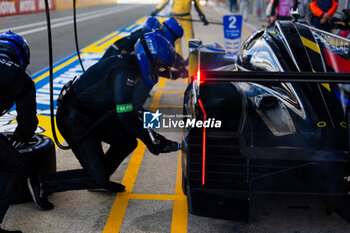 2024-06-09 - 02 BAMBER Earl (nzl), LYNN Alex (gbr), PALOU Alex (spa), Cadillac Racing, Cadillac V-Series.R #02, Hypercar, FIA WEC, mecaniciens, mechanics during the Free Practice 1 - Test Day of the 2024 24 Hours of Le Mans, 4th round of the 2024 FIA World Endurance Championship, on the Circuit des 24 Heures du Mans, on June 9, 2024 in Le Mans, France - 24 HEURES DU MANS 2024 - FREE PRACTICE 1 - TEST DAY - ENDURANCE - MOTORS
