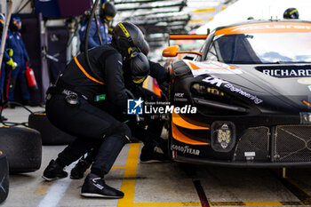 2024-06-09 - 59 SAUCY Grégoire (swi), COTTINGHAM James (gbr), COSTA Nicolas (bra), United Autosports, McLaren 720S GT3 Evo #59, LM GT3, FIA WEC, mechanic, mecanicien during the Free Practice 1 - Test Day of the 2024 24 Hours of Le Mans, 4th round of the 2024 FIA World Endurance Championship, on the Circuit des 24 Heures du Mans, on June 9, 2024 in Le Mans, France - 24 HEURES DU MANS 2024 - FREE PRACTICE 1 - TEST DAY - ENDURANCE - MOTORS