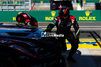 2024-06-09 - 87 HAWKSWORTH Jack (gbr), KIMURA Takeshi (jpn), MASSON Esteban (fra), Akkodis ASP Team, Lexus RC F GT3 #87, LM GT3, FIA WEC, mechanic, mecanicien during the Free Practice 1 - Test Day of the 2024 24 Hours of Le Mans, 4th round of the 2024 FIA World Endurance Championship, on the Circuit des 24 Heures du Mans, on June 9, 2024 in Le Mans, France - 24 HEURES DU MANS 2024 - FREE PRACTICE 1 - TEST DAY - ENDURANCE - MOTORS