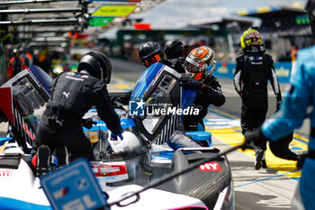 2024-06-09 - 15 VANTHOOR Dries (bel), MARCIELLO Raffaele (swi), WITTMANN Marco (ger), BMW M Team WRT, BMW Hybrid V8 #15, Hypercar, FIA WEC, stand, pitlane, pitstop, arrêt aux stands during the Free Practice 1 - Test Day of the 2024 24 Hours of Le Mans, 4th round of the 2024 FIA World Endurance Championship, on the Circuit des 24 Heures du Mans, on June 9, 2024 in Le Mans, France - 24 HEURES DU MANS 2024 - FREE PRACTICE 1 - TEST DAY - ENDURANCE - MOTORS