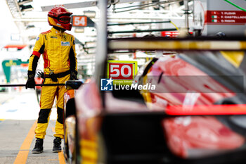 2024-06-09 - mecaniciens, mechanics, Ferrari AF Corse, Ferrari 499P #50, Hypercar, FIA WEC, pitstop, arrêt aux stands, during the Free Practice 1 - Test Day of the 2024 24 Hours of Le Mans, 4th round of the 2024 FIA World Endurance Championship, on the Circuit des 24 Heures du Mans, on June 9, 2024 in Le Mans, France - 24 HEURES DU MANS 2024 - FREE PRACTICE 1 - TEST DAY - ENDURANCE - MOTORS