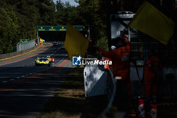 2024-06-09 - Yellow flag, drapeau commissaire, marshall during the Free Practice 1 - Test Day of the 2024 24 Hours of Le Mans, 4th round of the 2024 FIA World Endurance Championship, on the Circuit des 24 Heures du Mans, on June 9, 2024 in Le Mans, France - 24 HEURES DU MANS 2024 - FREE PRACTICE 1 - TEST DAY - ENDURANCE - MOTORS