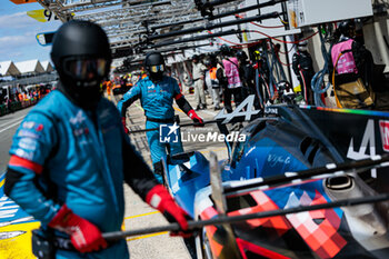 2024-06-09 - mecaniciens mechanics, Alpine Endurance Team, portrait 36 VAXIVIERE Matthieu (fra), SCHUMACHER Mick (ger), LAPIERRE Nicolas (fra), Alpine Endurance Team, Alpine A424 #36, Hypercar, FIA WEC, action during the Free Practice 1 - Test Day of the 2024 24 Hours of Le Mans, 4th round of the 2024 FIA World Endurance Championship, on the Circuit des 24 Heures du Mans, on June 9, 2024 in Le Mans, France - 24 HEURES DU MANS 2024 - FREE PRACTICE 1 - TEST DAY - ENDURANCE - MOTORS