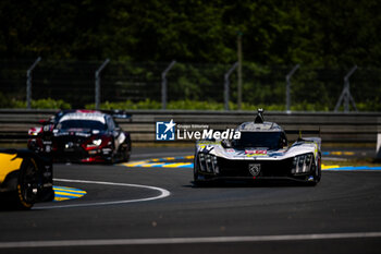 2024-06-09 - 94 VANDOORNE Stoffel (bel), DUVAL Loïc (fra), DI RESTA Paul (gbr), Peugeot TotalEnergies, Peugeot 9x8 #94, Hypercar, FIA WEC, action during the Free Practice 1 - Test Day of the 2024 24 Hours of Le Mans, 4th round of the 2024 FIA World Endurance Championship, on the Circuit des 24 Heures du Mans, on June 9, 2024 in Le Mans, France - 24 HEURES DU MANS 2024 - FREE PRACTICE 1 - TEST DAY - ENDURANCE - MOTORS
