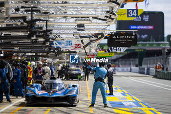 2024-06-09 - 35 MILESI Charles (fra), HABSBURG-Lothringen Ferdinand (aut), CHATIN Paul-Loup (fra), Alpine Endurance Team #35, Alpine A424, Hypercar, FIA WEC, pit stop during the Free Practice 2 - Test Day of the 2024 24 Hours of Le Mans, 4th round of the 2024 FIA World Endurance Championship, on the Circuit des 24 Heures du Mans, on June 9, 2024 in Le Mans, France - 24 HEURES DU MANS 2024 - FREE PRACTICE 2 - TEST DAY - ENDURANCE - MOTORS