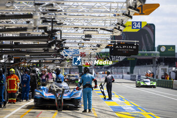 2024-06-09 - 35 MILESI Charles (fra), HABSBURG-Lothringen Ferdinand (aut), CHATIN Paul-Loup (fra), Alpine Endurance Team #35, Alpine A424, Hypercar, FIA WEC, pit stop during the Free Practice 2 - Test Day of the 2024 24 Hours of Le Mans, 4th round of the 2024 FIA World Endurance Championship, on the Circuit des 24 Heures du Mans, on June 9, 2024 in Le Mans, France - 24 HEURES DU MANS 2024 - FREE PRACTICE 2 - TEST DAY - ENDURANCE - MOTORS