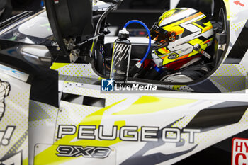 2024-06-09 - VANDOORNE Stoffel (bel), Peugeot TotalEnergies, Peugeot 9x8 #94, Hypercar, FIA WEC, portrait during the Free Practice 2 - Test Day of the 2024 24 Hours of Le Mans, 4th round of the 2024 FIA World Endurance Championship, on the Circuit des 24 Heures du Mans, on June 9, 2024 in Le Mans, France - 24 HEURES DU MANS 2024 - FREE PRACTICE 2 - TEST DAY - ENDURANCE - MOTORS