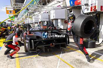 2024-06-09 - 08 BUEMI Sébastien (swi), HARTLEY Brendon (nzl), HIRAKAWA Ryo (jpn), Toyota Gazoo Racing, Toyota GR010 - Hybrid #08, Hypercar, FIA WEC, pit stop during the Free Practice 2 - Test Day of the 2024 24 Hours of Le Mans, 4th round of the 2024 FIA World Endurance Championship, on the Circuit des 24 Heures du Mans, on June 9, 2024 in Le Mans, France - 24 HEURES DU MANS 2024 - FREE PRACTICE 2 - TEST DAY - ENDURANCE - MOTORS