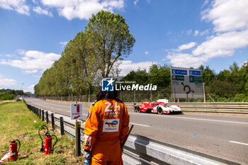 2024-06-09 - Track worker during the Free Practice 2 - Test Day of the 2024 24 Hours of Le Mans, 4th round of the 2024 FIA World Endurance Championship, on the Circuit des 24 Heures du Mans, on June 9, 2024 in Le Mans, France - 24 HEURES DU MANS 2024 - FREE PRACTICE 2 - TEST DAY - ENDURANCE - MOTORS