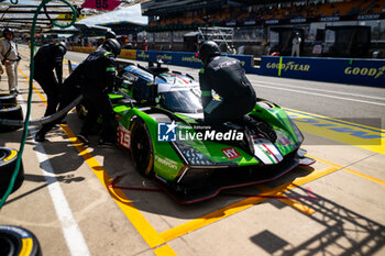 2024-06-09 - 19 GROSJEAN Romain (fra), CALDARELLI Andrea (ita), CAIROLI Matteo (ita), Lamborghini Iron Lynx, Lamborghini SC63 #19, Hypercar, action pitstop, arrêt aux stands during the Free Practice 2 - Test Day of the 2024 24 Hours of Le Mans, 4th round of the 2024 FIA World Endurance Championship, on the Circuit des 24 Heures du Mans, on June 9, 2024 in Le Mans, France - 24 HEURES DU MANS 2024 - FREE PRACTICE 2 - TEST DAY - ENDURANCE - MOTORS