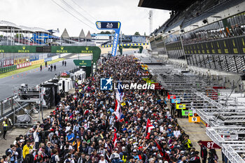 2024-06-11 - Pitlane, autograph session, session autographe fans, supporters, public, spectators, during the 2024 24 Hours of Le Mans, 4th round of the 2024 FIA World Endurance Championship, on the Circuit des 24 Heures du Mans, on June 11, 2024 in Le Mans, France - 24 HEURES DU MANS 2024 - TUESDAY - ENDURANCE - MOTORS