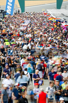 2024-06-11 - spectators, fans, pitlane, autograph session, session autographe ambiance during the 2024 24 Hours of Le Mans, 4th round of the 2024 FIA World Endurance Championship, on the Circuit des 24 Heures du Mans, on June 11, 2024 in Le Mans, France - 24 HEURES DU MANS 2024 - TUESDAY - ENDURANCE - MOTORS