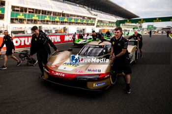 2024-06-11 - 12 STEVENS Will (gbr), ILOTT Callum (gbr), NATO Norman (fra), Hertz Team Jota, Porsche 963 #12, Hypercar, FIA WEC, family picture ambiance during the 2024 24 Hours of Le Mans, 4th round of the 2024 FIA World Endurance Championship, on the Circuit des 24 Heures du Mans, on June 11, 2024 in Le Mans, France - 24 HEURES DU MANS 2024 - TUESDAY - ENDURANCE - MOTORS