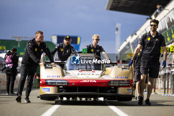 2024-06-11 - 38 RASMUSSEN Oliver (dnk), HANSON Philip (gbr), BUTTON Jenson (gbr), Hertz Team Jota, Porsche 963 #38, Hypercar, FIA WEC, ambiance during the 2024 24 Hours of Le Mans, 4th round of the 2024 FIA World Endurance Championship, on the Circuit des 24 Heures du Mans, on June 11, 2024 in Le Mans, France - 24 HEURES DU MANS 2024 - TUESDAY - ENDURANCE - MOTORS