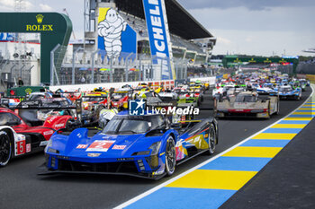 2024-06-11 - 02 BAMBER Earl (nzl), LYNN Alex (gbr), PALOU Alex (spa), Cadillac Racing, Cadillac V-Series.R #02, Hypercar, FIA WEC, ambiance during the 2024 24 Hours of Le Mans, 4th round of the 2024 FIA World Endurance Championship, on the Circuit des 24 Heures du Mans, on June 11, 2024 in Le Mans, France - 24 HEURES DU MANS 2024 - TUESDAY - ENDURANCE - MOTORS