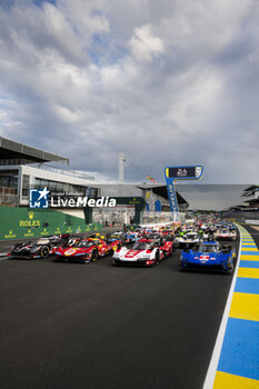 2024-06-11 - Family picture during the 2024 24 Hours of Le Mans, 4th round of the 2024 FIA World Endurance Championship, on the Circuit des 24 Heures du Mans, on June 11, 2024 in Le Mans, France - 24 HEURES DU MANS 2024 - TUESDAY - ENDURANCE - MOTORS
