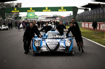 2024-06-11 - 25 KAISER Matthias (lie), CALDWELL Olli (gbr), DE ANGELIS Roman (can), Algarve Pro Racing, Oreca 07 - Gibson #25, LMP2, action family picture during the 2024 24 Hours of Le Mans, 4th round of the 2024 FIA World Endurance Championship, on the Circuit des 24 Heures du Mans, on June 11, 2024 in Le Mans, France - 24 HEURES DU MANS 2024 - TUESDAY - ENDURANCE - MOTORS