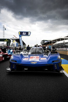 2024-06-11 - 02 BAMBER Earl (nzl), LYNN Alex (gbr), PALOU Alex (spa), Cadillac Racing, Cadillac V-Series.R #02, Hypercar, FIA WEC, action family picture during the 2024 24 Hours of Le Mans, 4th round of the 2024 FIA World Endurance Championship, on the Circuit des 24 Heures du Mans, on June 11, 2024 in Le Mans, France - 24 HEURES DU MANS 2024 - TUESDAY - ENDURANCE - MOTORS