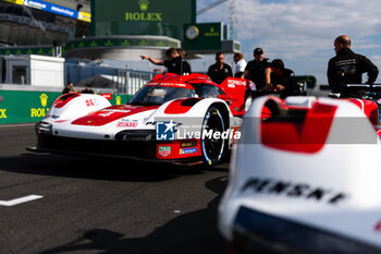2024-06-11 - 04 JAMINET Mathieu (fra), NASR Felipe (bra), TANDY Nick (gbr), Porsche Penske Motorsport, Porsche 963 #04, Hypercar, action, family picture during the 2024 24 Hours of Le Mans, 4th round of the 2024 FIA World Endurance Championship, on the Circuit des 24 Heures du Mans, on June 11, 2024 in Le Mans, France - 24 HEURES DU MANS 2024 - TUESDAY - ENDURANCE - MOTORS