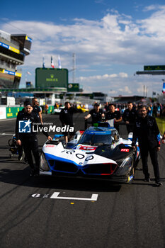 2024-06-11 - 15 VANTHOOR Dries (bel), MARCIELLO Raffaele (swi), WITTMANN Marco (ger), BMW M Team WRT, BMW Hybrid V8 #15, Hypercar, FIA WEC, action, family picture during the 2024 24 Hours of Le Mans, 4th round of the 2024 FIA World Endurance Championship, on the Circuit des 24 Heures du Mans, on June 11, 2024 in Le Mans, France - 24 HEURES DU MANS 2024 - TUESDAY - ENDURANCE - MOTORS