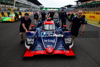 2024-06-11 - 22 JARVIS Oliver (gbr), GARG Bijoy (usa), SIEGEL Nolan (usa), United Autosports, Oreca 07 - Gibson #22, LMP2, action, family picture during the 2024 24 Hours of Le Mans, 4th round of the 2024 FIA World Endurance Championship, on the Circuit des 24 Heures du Mans, on June 11, 2024 in Le Mans, France - 24 HEURES DU MANS 2024 - TUESDAY - ENDURANCE - MOTORS