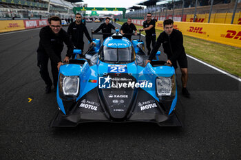 2024-06-11 - 25 KAISER Matthias (lie), CALDWELL Olli (gbr), DE ANGELIS Roman (can), Algarve Pro Racing, Oreca 07 - Gibson #25, LMP2, action, family picture during the 2024 24 Hours of Le Mans, 4th round of the 2024 FIA World Endurance Championship, on the Circuit des 24 Heures du Mans, on June 11, 2024 in Le Mans, France - 24 HEURES DU MANS 2024 - TUESDAY - ENDURANCE - MOTORS