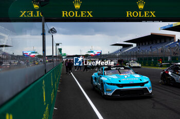 2024-06-11 - 77 BARKER Ben (gbr), HARDWICK Ryan (usa), ROBICHON Zacharie (can), Proton Competition, Ford Mustang GT3 #77, LM GT3, FIA WEC, action, family picture during the 2024 24 Hours of Le Mans, 4th round of the 2024 FIA World Endurance Championship, on the Circuit des 24 Heures du Mans, on June 11, 2024 in Le Mans, France - 24 HEURES DU MANS 2024 - TUESDAY - ENDURANCE - MOTORS