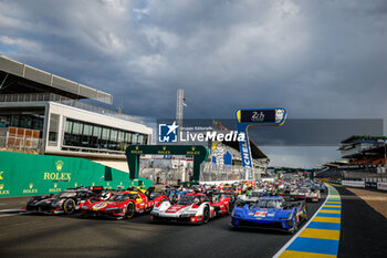 2024-06-11 - Family picture , during the 2024 24 Hours of Le Mans, 4th round of the 2024 FIA World Endurance Championship, on the Circuit des 24 Heures du Mans, on June 11, 2024 in Le Mans, France - 24 HEURES DU MANS 2024 - TUESDAY - ENDURANCE - MOTORS