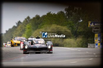 2024-06-12 - 08 BUEMI Sébastien (swi), HARTLEY Brendon (nzl), HIRAKAWA Ryo (jpn), Toyota Gazoo Racing, Toyota GR010 - Hybrid #08, Hypercar, FIA WEC, action during the 2024 24 Hours of Le Mans, 4th round of the 2024 FIA World Endurance Championship, on the Circuit des 24 Heures du Mans, on June 12, 2024 in Le Mans, France - 24 HEURES DU MANS 2024 - WEDNESDAY - ENDURANCE - MOTORS