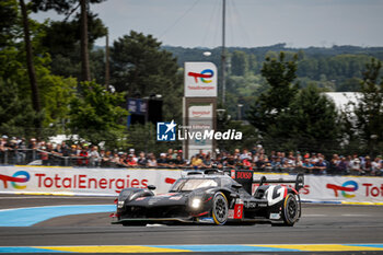 2024-06-12 - 08 BUEMI Sébastien (swi), HARTLEY Brendon (nzl), HIRAKAWA Ryo (jpn), Toyota Gazoo Racing, Toyota GR010 - Hybrid #08, Hypercar, FIA WEC, action during the 2024 24 Hours of Le Mans, 4th round of the 2024 FIA World Endurance Championship, on the Circuit des 24 Heures du Mans, on June 12, 2024 in Le Mans, France - 24 HEURES DU MANS 2024 - WEDNESDAY - ENDURANCE - MOTORS