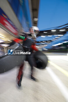 2024-06-12 - mecaniciens, mechanics, michelin, tyre, pneu, during the 2024 24 Hours of Le Mans, 4th round of the 2024 FIA World Endurance Championship, on the Circuit des 24 Heures du Mans, on June 12, 2024 in Le Mans, France - 24 HEURES DU MANS 2024 - WEDNESDAY - ENDURANCE - MOTORS