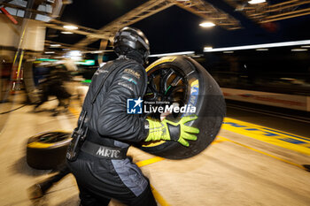 2024-06-12 - mechanic, mecanicien, michelin, tyre, pneu,, during the 2024 24 Hours of Le Mans, 4th round of the 2024 FIA World Endurance Championship, on the Circuit des 24 Heures du Mans, on June 12, 2024 in Le Mans, France - 24 HEURES DU MANS 2024 - WEDNESDAY - ENDURANCE - MOTORS