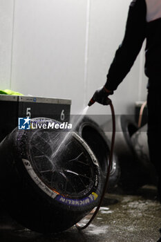 2024-06-12 - mechanic, mecanicien, michelin, tyre, pneu, during the 2024 24 Hours of Le Mans, 4th round of the 2024 FIA World Endurance Championship, on the Circuit des 24 Heures du Mans, on June 12, 2024 in Le Mans, France - 24 HEURES DU MANS 2024 - WEDNESDAY - ENDURANCE - MOTORS