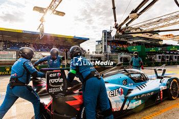 2024-06-12 - mecaniciens, mechanics 36 VAXIVIERE Matthieu (fra), SCHUMACHER Mick (ger), LAPIERRE Nicolas (fra), Alpine Endurance Team, Alpine A424 #36, Hypercar, FIA WEC, pitlane, during the 2024 24 Hours of Le Mans, 4th round of the 2024 FIA World Endurance Championship, on the Circuit des 24 Heures du Mans, on June 12, 2024 in Le Mans, France - 24 HEURES DU MANS 2024 - WEDNESDAY - ENDURANCE - MOTORS