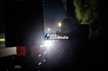 2024-06-12 - commissaire, marshall during the 2024 24 Hours of Le Mans, 4th round of the 2024 FIA World Endurance Championship, on the Circuit des 24 Heures du Mans, on June 12, 2024 in Le Mans, France - 24 HEURES DU MANS 2024 - WEDNESDAY - ENDURANCE - MOTORS