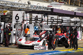 2024-06-12 - 06 ESTRE Kevin (fra), LOTTERER André (ger), VANTHOOR Laurens (bel), Porsche Penske Motorsport, Porsche 963 #06, Hypercar, FIA WEC, ambiance during the Wednesday Qualifying session of the 2024 24 Hours of Le Mans, 4th round of the 2024 FIA World Endurance Championship, on the Circuit des 24 Heures du Mans, on June 12, 2024 in Le Mans, France - 24 HEURES DU MANS 2024 - WEDNESDAY - QUALIFYING - ENDURANCE - MOTORS