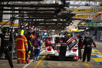 2024-06-12 - 06 ESTRE Kevin (fra), LOTTERER André (ger), VANTHOOR Laurens (bel), Porsche Penske Motorsport, Porsche 963 #06, Hypercar, FIA WEC, ambiance during the Wednesday Qualifying session of the 2024 24 Hours of Le Mans, 4th round of the 2024 FIA World Endurance Championship, on the Circuit des 24 Heures du Mans, on June 12, 2024 in Le Mans, France - 24 HEURES DU MANS 2024 - WEDNESDAY - QUALIFYING - ENDURANCE - MOTORS