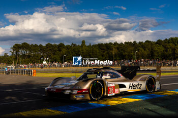 2024-06-12 - 38 RASMUSSEN Oliver (dnk), HANSON Philip (gbr), BUTTON Jenson (gbr), Hertz Team Jota, Porsche 963 #38, Hypercar, FIA WEC, action during the Wednesday Qualifying session of the 2024 24 Hours of Le Mans, 4th round of the 2024 FIA World Endurance Championship, on the Circuit des 24 Heures du Mans, on June 12, 2024 in Le Mans, France - 24 HEURES DU MANS 2024 - WEDNESDAY - QUALIFYING - ENDURANCE - MOTORS