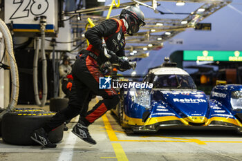 2024-06-12 - Idec Sport, mecaniciens, mechanics during the Free Practice 2 of the 2024 24 Hours of Le Mans, 4th round of the 2024 FIA World Endurance Championship, on the Circuit des 24 Heures du Mans, on June 12, 2024 in Le Mans, France - 24 HEURES DU MANS 2024 - WEDNESDAY - FREE PRACTICE 2 - ENDURANCE - MOTORS