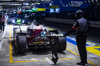 2024-06-12 - 94 VANDOORNE Stoffel (bel), DUVAL Loïc (fra), DI RESTA Paul (gbr), Peugeot TotalEnergies, Peugeot 9x8 #94, Hypercar, FIA WEC, pit stop during the Free Practice 2 of the 2024 24 Hours of Le Mans, 4th round of the 2024 FIA World Endurance Championship, on the Circuit des 24 Heures du Mans, on June 12, 2024 in Le Mans, France - 24 HEURES DU MANS 2024 - WEDNESDAY - FREE PRACTICE 2 - ENDURANCE - MOTORS