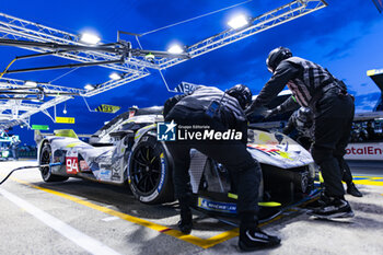 2024-06-12 - 94 VANDOORNE Stoffel (bel), DUVAL Loïc (fra), DI RESTA Paul (gbr), Peugeot TotalEnergies, Peugeot 9x8 #94, Hypercar, FIA WEC, pit stop during the Free Practice 2 of the 2024 24 Hours of Le Mans, 4th round of the 2024 FIA World Endurance Championship, on the Circuit des 24 Heures du Mans, on June 12, 2024 in Le Mans, France - 24 HEURES DU MANS 2024 - WEDNESDAY - FREE PRACTICE 2 - ENDURANCE - MOTORS