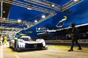 2024-06-12 - 94 VANDOORNE Stoffel (bel), DUVAL Loïc (fra), DI RESTA Paul (gbr), Peugeot TotalEnergies, Peugeot 9x8 #94, Hypercar, FIA WEC, pit stop during the Free Practice 2 of the 2024 24 Hours of Le Mans, 4th round of the 2024 FIA World Endurance Championship, on the Circuit des 24 Heures du Mans, on June 12, 2024 in Le Mans, France - 24 HEURES DU MANS 2024 - WEDNESDAY - FREE PRACTICE 2 - ENDURANCE - MOTORS