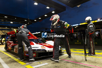 2024-06-12 - 04 JAMINET Mathieu (fra), NASR Felipe (bra), TANDY Nick (gbr), Porsche Penske Motorsport, Porsche 963 #04, Hypercar, pit stop during the Free Practice 2 of the 2024 24 Hours of Le Mans, 4th round of the 2024 FIA World Endurance Championship, on the Circuit des 24 Heures du Mans, on June 12, 2024 in Le Mans, France - 24 HEURES DU MANS 2024 - WEDNESDAY - FREE PRACTICE 2 - ENDURANCE - MOTORS