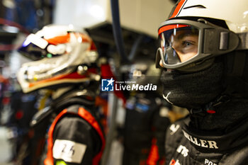 2024-06-12 - Porsche Penske Motorsport, mechanic, mecanicien during the Free Practice 2 of the 2024 24 Hours of Le Mans, 4th round of the 2024 FIA World Endurance Championship, on the Circuit des 24 Heures du Mans, on June 12, 2024 in Le Mans, France - 24 HEURES DU MANS 2024 - WEDNESDAY - FREE PRACTICE 2 - ENDURANCE - MOTORS